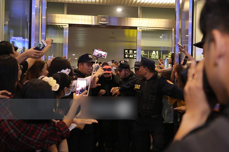 Cuối cùng Haha (Running Man) đã xuất hiện, vất vả thoát khỏi vòng vây cuồng nhiệt của fan Việt